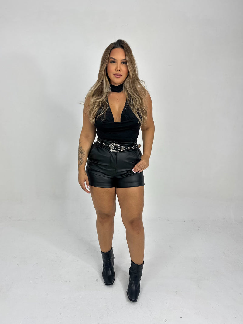 Short couro